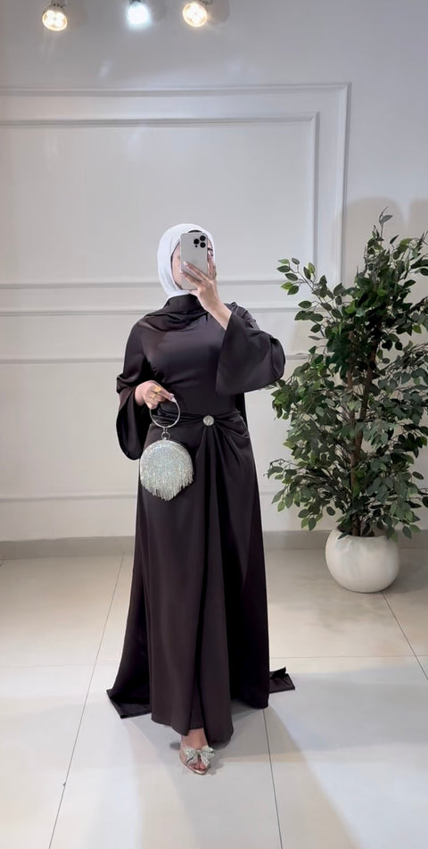 فستان بروش مع ردة